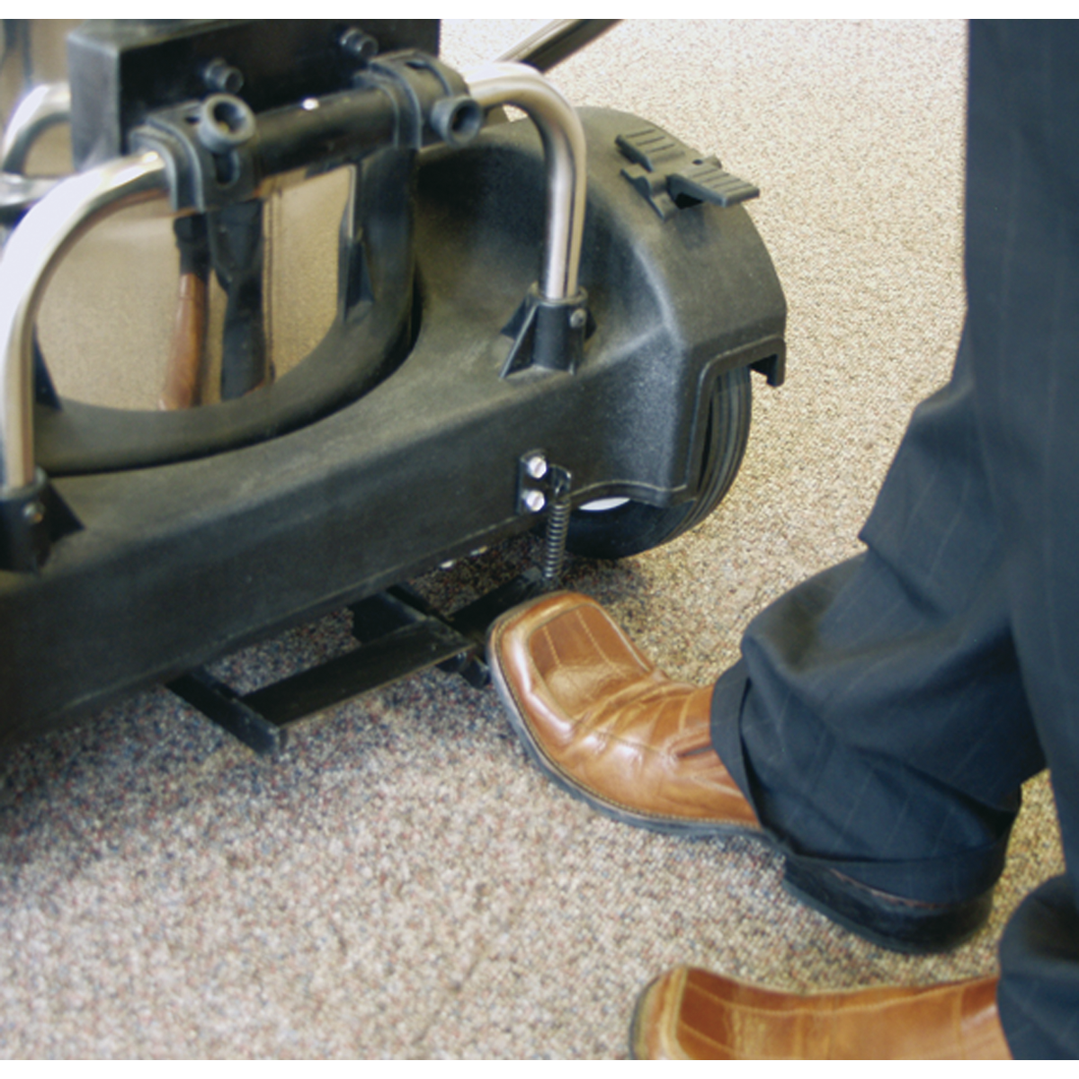 Industrial Vacuum Cleaner Wet & Dry Stainless Steel Drum with Swivel Emptying 77L 2400W (Factory Refurbished A)